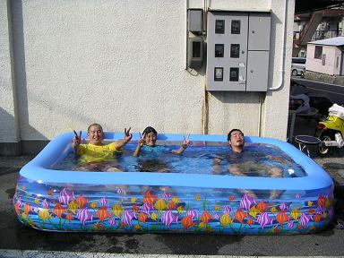 ビニールプールで納涼