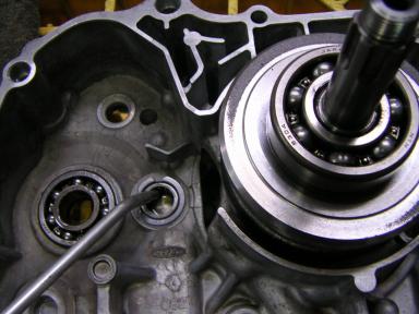 クランクケースに組み込んでいる所