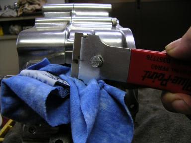 クランクケースの正面と工具