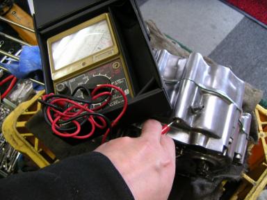 クランクケースと電圧計