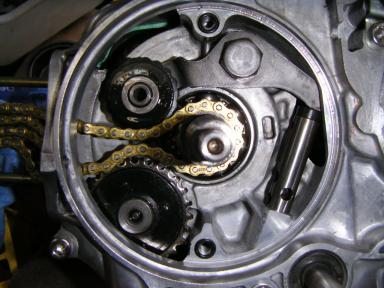 クランクケースのチェーン部分の拡大写真