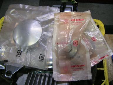 袋に入った純正新品カバー類