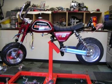 エンジンを外したホンダモンキー