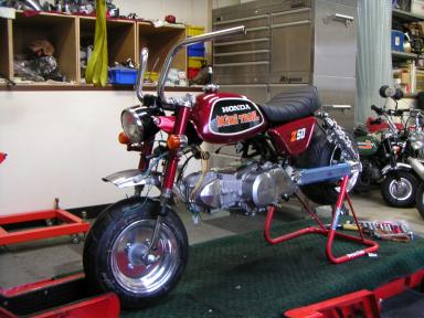 エンジン仮乗せしたホンダモンキーの斜めから