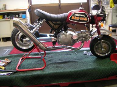 マフラーを付けたホンダモンキー