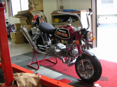 ホンダモンキーを斜め前からの写真